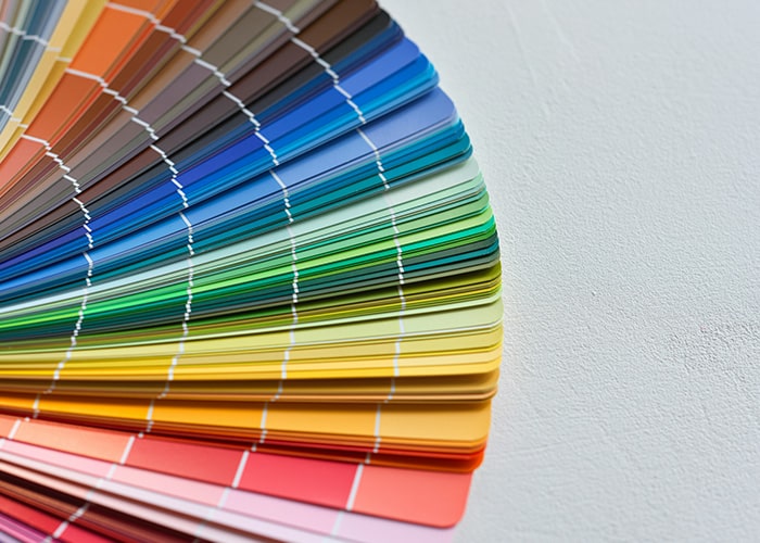 Main écrivant “Audience” avec des flèches – ciblage et plan marketing