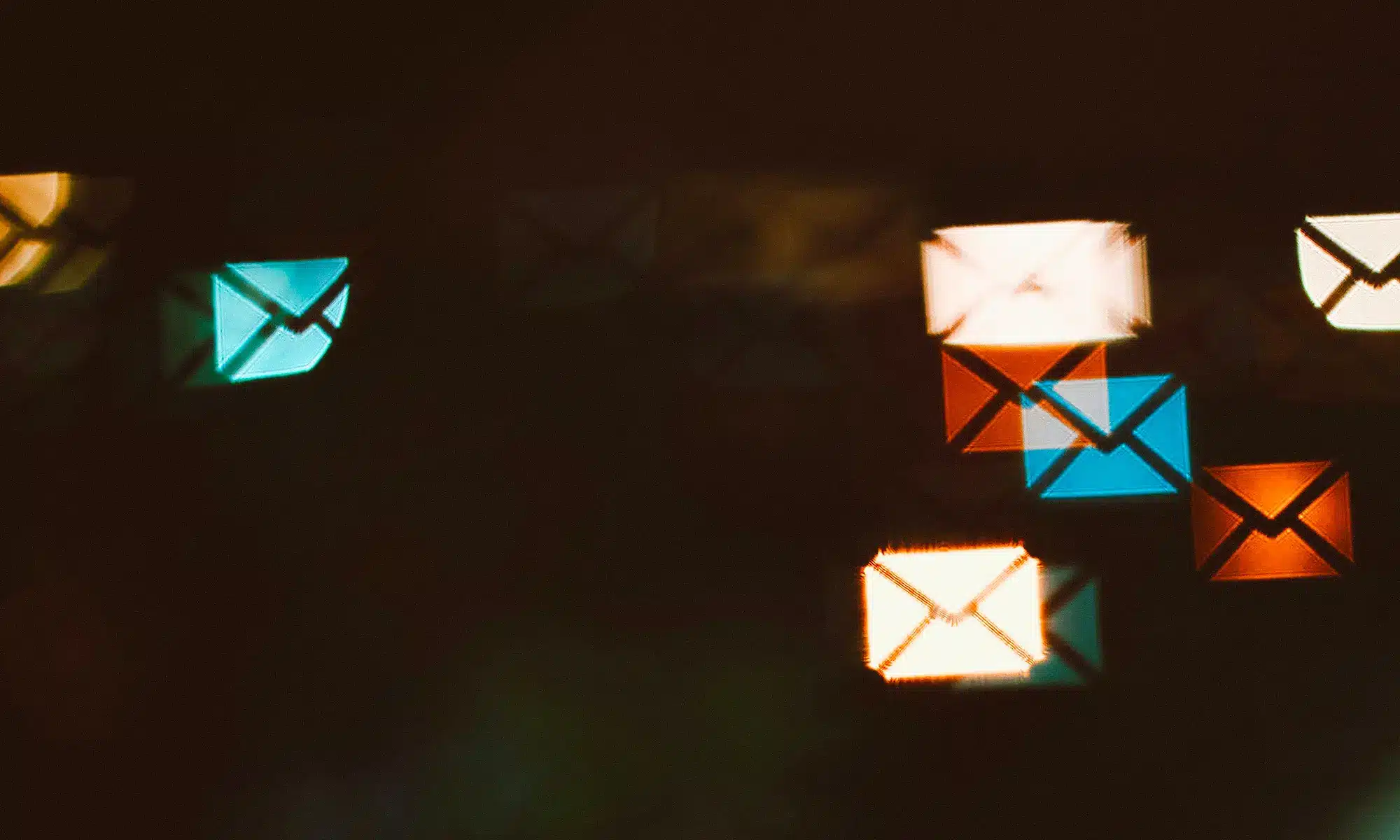 Enveloppe lumineuse symbolisant la communication et le contact professionnel