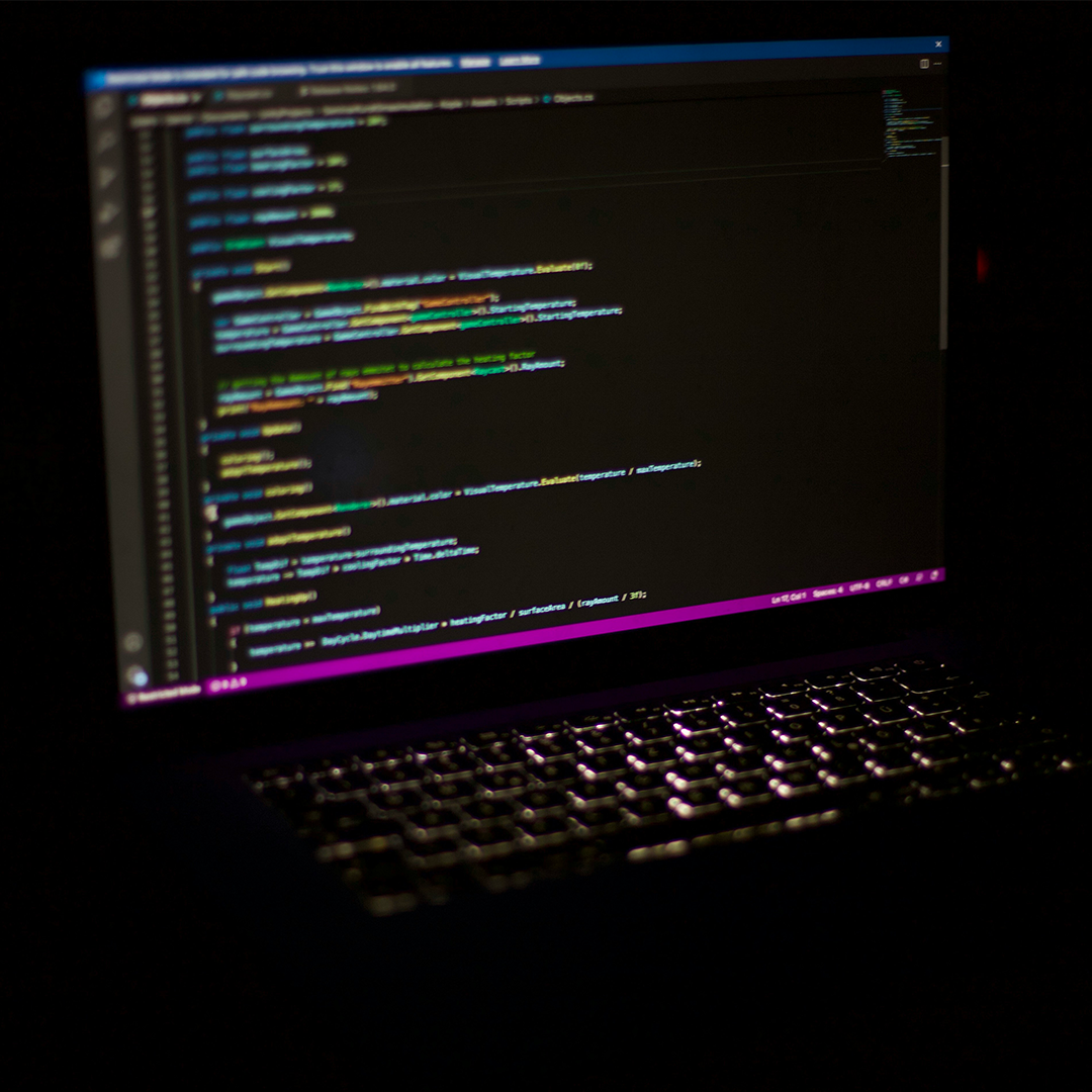 Ordinateur affichant du code illustrant l’optimisation SEO technique des sites web