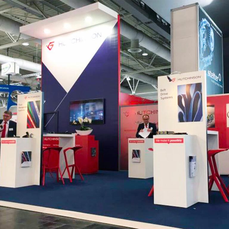 Signalétique grand format du stand Hut’ by Hutchinson Transmission à la Foire de Hanovre, réalisée en interne pour l’impression et la mise en place par le standiste.