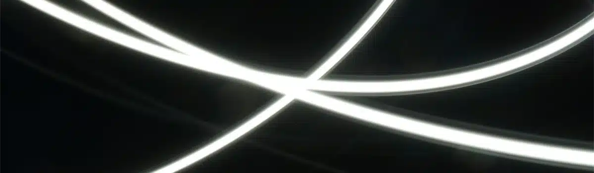 Brique orange sur plaque bleue – symbole de différenciation stratégique en marketing et communication